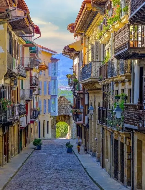 Puerta-de-Santa-Maria-desde-Kale-Nagusia-Hondarribia